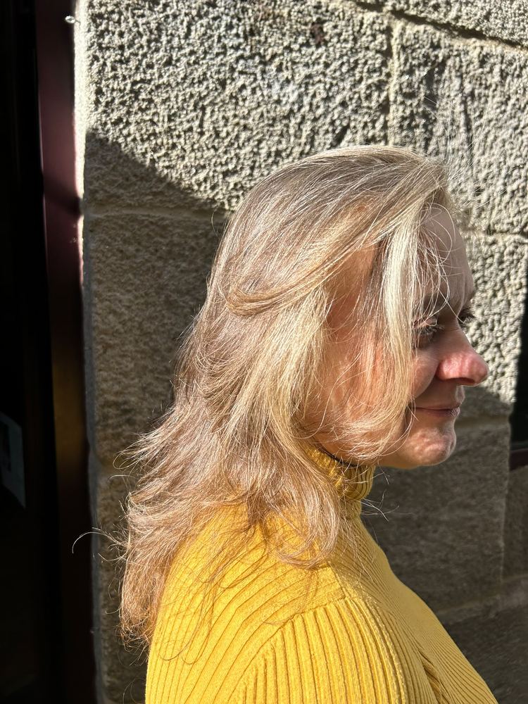 Melena con mechas rubias y reflejos