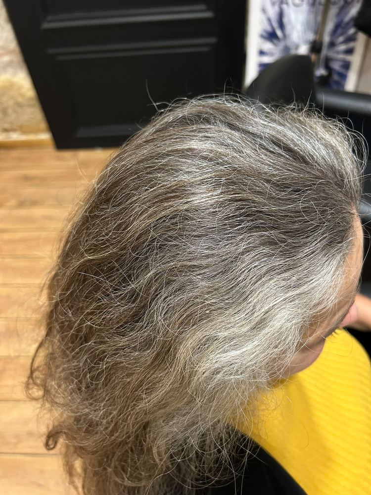 Melena con mechas rubias a la entrada del salón