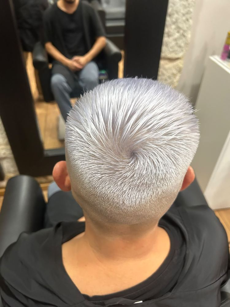 Corte masculino degradado con tono platino